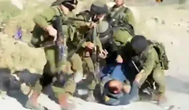 حمله نظامیان اسرائیلی به یک مرد + فیلم