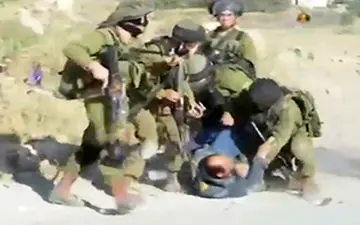 حمله نظامیان اسرائیلی به یک مرد + فیلم