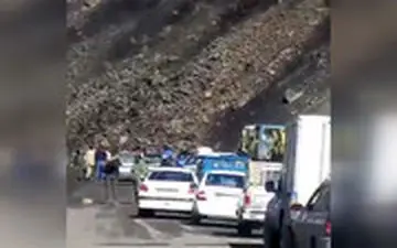  لحظه هولناک ریزش کوه در جاده شاهرود