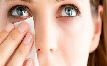 پیری زودرس پوست، عارضه خوابیدن با آرایش