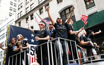 برگزاری جشن خیابانی قهرمانی تیم ملی زنان آمریکا