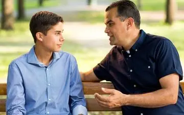 صحبت با فرزندان نوجوان درباره روابط جنسی؛ چه چیزهایی را باید به فرزندتان بگویید؟