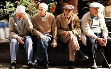 سالمندان را در تنهایشان نباید رها کرد

