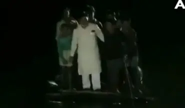 سقوط سیاستمدار هندی حین گرفتن عکس نمایشی به داخل آب!