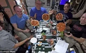 اولین پیتزا پارتی در فضا برگزار شد + عکس