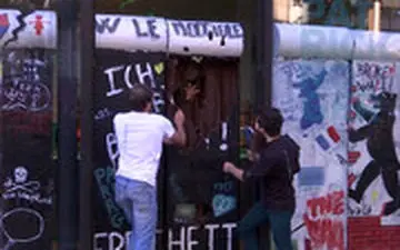 دیوار شکلاتی در پاریس فرو ریخت