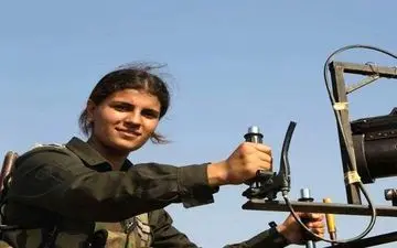 این زن کرد در مقابل تانک ترکیه‌ای خود را منفجر کرد +عکس