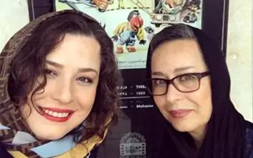 مهرآوه شریفی نیا در کنار مادرش