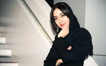 ژست جالب خانم بازیگر در کنار خواهران هنرپیشه