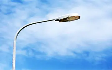 فیلم لحظه سقوط تیر چراغ برق روی خودروی سواری