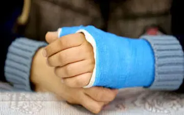 
تنبیه بدنی شدید دانش آموز توسط معلم خشن