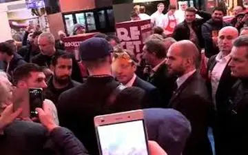 لحظه پرتاب تخم‌مرغ به صورت امانوئل مکرون+فیلم