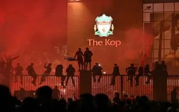 حمله هواداران لیورپول به اتوبوس رئال مادرید در آستانه مصاف ۲ تیم در لیگ قهرمانان/ زیدان جان سالم به در برد! + عکس 