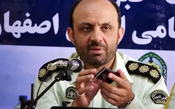 دست درازی مرد دیوانه به 4 زن در خیابان های اصفهان / او لباس های زنان را پاره پاره کرد و.... 