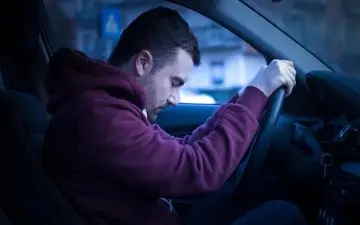 خوابیدن در هنگام رانندگی از نظر علمی چگونه اتفاق می افتد؟ خواب چند ثانیه ای و این همه اتفاق