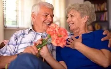 هدیه دادن گل و دلیل علاقه خانم ها به این هدیه عاطفی