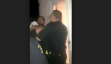 رفتار خشن مامور پلیس با یک شهروند در مقابل خانواده اش! +فیلم 