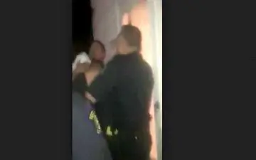 رفتار خشن مامور پلیس با یک شهروند در مقابل خانواده اش! +فیلم 