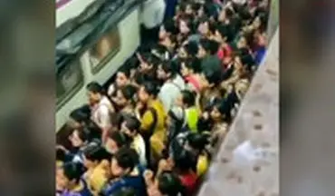 شلوغ‌تر و بی‌نظم‌تر از مترو تهران!