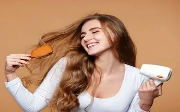 سشوار کشیدن یا خشک کردن مو به صورت طبیعی؛ کدام‌یک برای سلامت مو بهتر است؟

