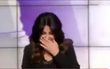  خنده های بی پایان مجری العربیه در برنامه زنده 