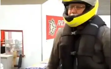 جلیقه‌ای که سلامت موتورسواران را هنگام تصادف تضمین می‌کند