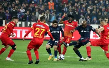 شکست یاران حسینی در خانه صدرنشین با گلی دیرهنگام 