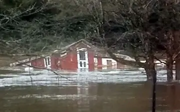 سیل خانه یک آمریکایی را با خود برد