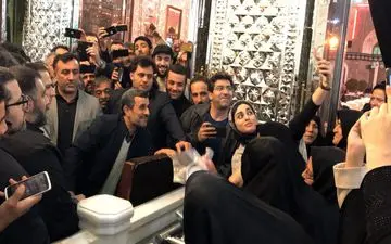 سلفی با محمود احمدی‌نژاد در حرم عبدالعظیم/تصاویر