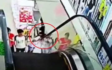 لحظه گیرکردن سر دختر نوجوان در پله‌برقی! +فیلم 