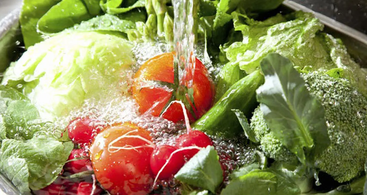 تاثیر شستن سبزیجات با نمک و سرکه