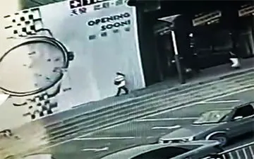 لحظه سقوط استند تبلیغاتی عظیم روی عابران پیاده +فیلم