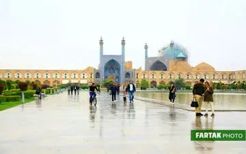 اختصاصی/ تصاویری زیبا از یک روز بارانی در میدان نقش جهان اصفهان