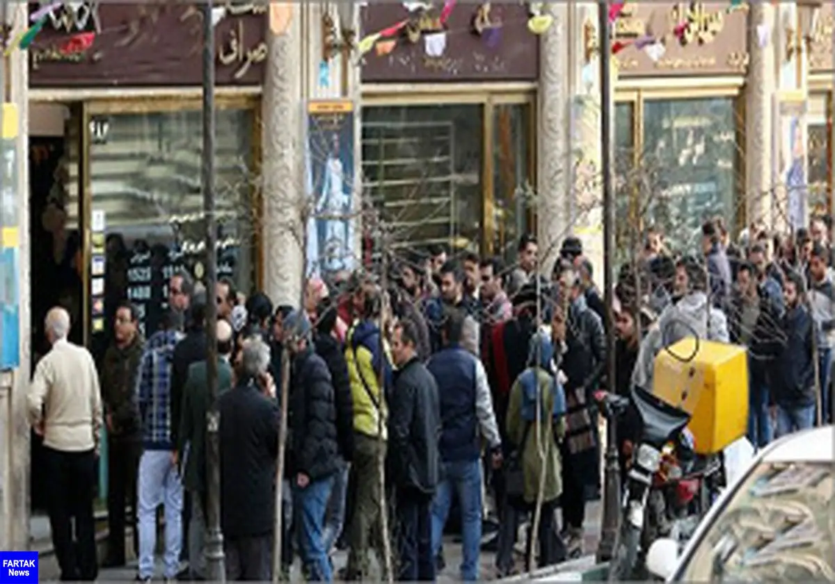  صف‌های طولانی خرید ارز در خیابان فردوسی