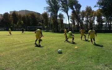  مالک باشگاه نفت طلاییه در تمرین عصر نفتی‌ها حاضر شد+ عکس 