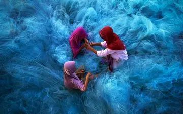 عکس منتخب نشنال جئوگرافیک | دختران جوان تایلند درگیر تور آبی