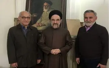  فرزندان آیت‎الله خاتمی، محمدرضا، محمد و علی کنار عکس پدر