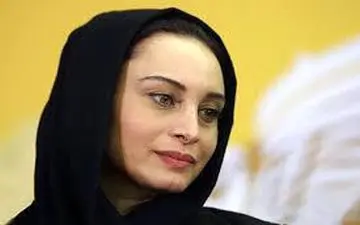  عکس خانم بازیگر در رستوران‌ لاکچری