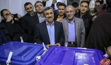 شاهکار جدید محمود احمدی‌نژاد : آموزش ساخت ماسک ضد کرونا ،پای صندوق رای !