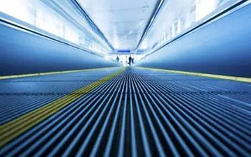 گیر کردن پای یک زن در پله برقی فروشگاه