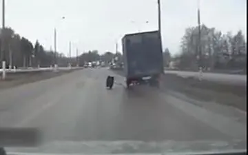 لحظه جدایی چرخ از کامیون در اتوبان! +فیلم