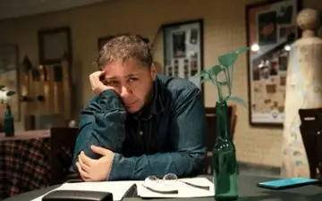 قرار عاشقانه مازیار لرستانی با یک دختر در کافه | آقای بازیگر عاشق شد