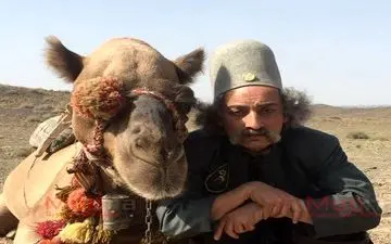 پوشش و گریم جالب ارژنگ امیرفضلی به همراه یک شتر (عکس)