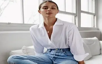 سبک غیر رسمی پاییزه؛ بلوز سفید و شلوار جین
