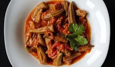 طرز تهیه خوراک بامیه؛ غذای ساده و خوشمزه با ترکیب گوجه و سیب‌زمینی