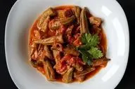 طرز تهیه خوراک بامیه؛ غذای ساده و خوشمزه با ترکیب گوجه و سیب‌زمینی