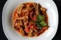 طرز تهیه خوراک بامیه؛ غذای ساده و خوشمزه با ترکیب گوجه و سیب‌زمینی