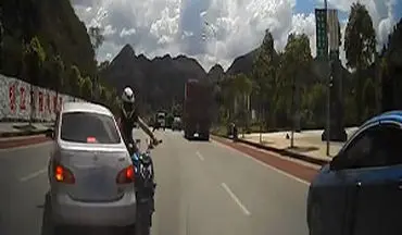 دور زدن یک راننده بر روی خط ممتد و مرگ دردناک یک موتورسوار+فیلم