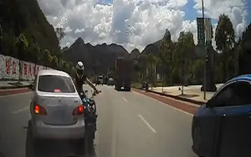 دور زدن یک راننده بر روی خط ممتد و مرگ دردناک یک موتورسوار+فیلم