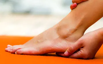 12 روش درمانی ساده در خانه برای پاک کردن سیاهی و لک های مچ پا